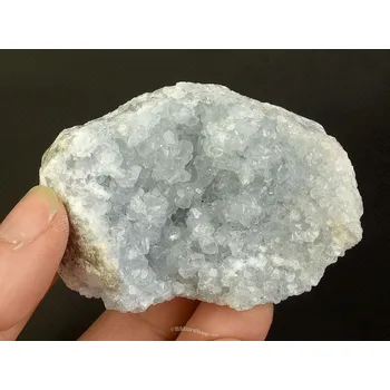 Přírodní kámen Drúza celestýn z Madagaskaru 158g