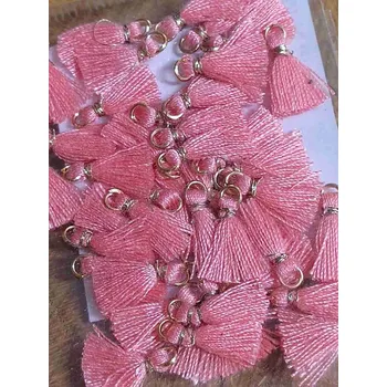 Střapec s očkem délka 10 mm barva korálová