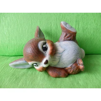 Zahradní dekorace Soška roztomilý zajíček ležící barevný