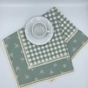 Napron - ubrus starozelený kanafas kostky a Zelenka s krajkou Vzor kanafasu: Kostky 12x12mm, Napron rozměr: 65x65 cm