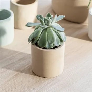 Cementový květináček v béžové barvě