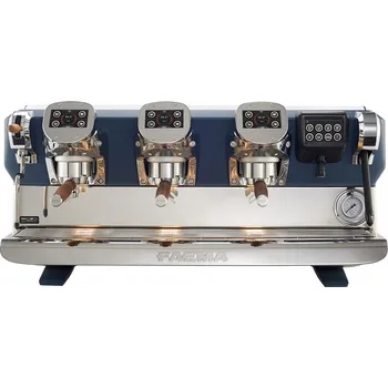 Příprava kávy Faema E71 Touch A/3 je nejvýkonnější model z řady E71. Nabízí tři samostatné kávové skupiny s individuální kontrolou teploty, moderní dotykové ovládání, stabilní extrakci a maximální parní výkon. Je ideální volbou pro kavárny a pražírny s vysokou produkcí