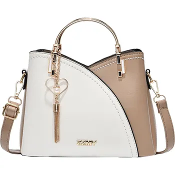 Kabelka Dámská menší kabelka se srdíčkovým přívěskem Barva: hnědá D