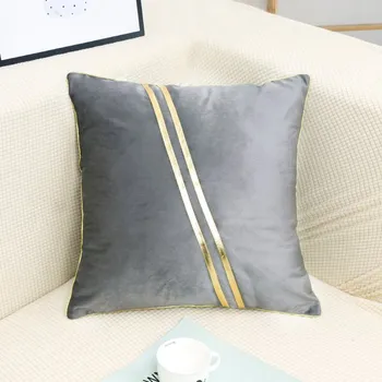 Povlak na dekorativní polštářek Luxusní povlak na polštář se zlatými příčnými pruhy Barva: Šedá