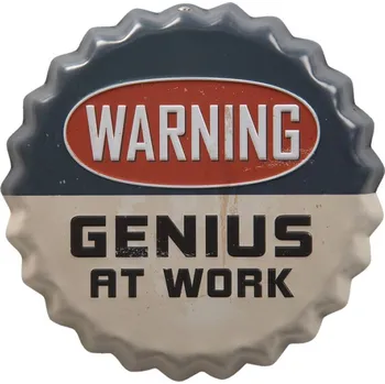 Plechová cedule Barevná kulatá cedule WARNING GENIUS AT WORK s úmyslným odřením – 13x2 cm