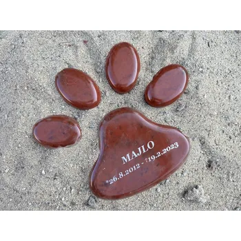 Smuteční dekorace Tlapka s textem - Červeno-černý pomník pro psa či kočku - Stříbrný text - Náhrobek pro pejska či kočičku cena včetně gravírování