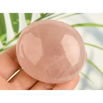 Přírodní kámen Hladký kámen růženín z Madagaskaru 155g