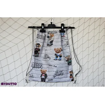 Vak na záda - medvídek na zdi