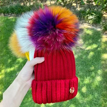 Čepice Hřejivý dívčí kulich s vícebarevnou bambulí z přírodního chlupu Barva: vínová 3, Velikost: 40-49 cm