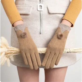 Rukavice Stylové dámské zimní rukavice s vkusnou kytičkou/bambulkou na zápěstí Barva: F36 Khaki