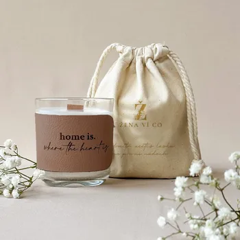 Svíčka Vonná svíčka - domov - AJ text Vůně svíčky: Pánská dřevitá vůně, Barva kůže: Hnědá, Potisk na obalu: Žena ví co