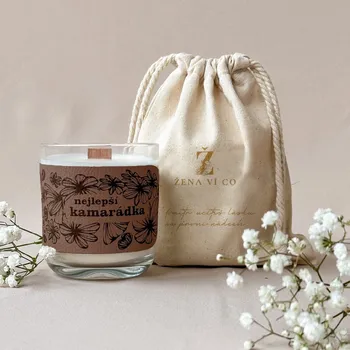 Svíčka Vonná svíčka - pro kamarádku Vůně svíčky: Pánská dřevitá vůně, Barva kůže: Hnědá, Potisk na obalu: Žena ví co