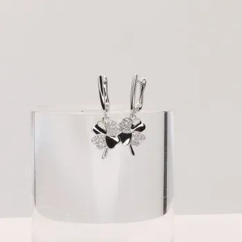 Náušnice Stříbrné náušnice s klasickým zapínáním