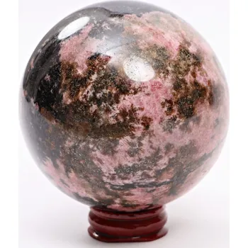 Drahý kámen Magieprirody.cz Rodonit koule 80 mm 902 g přírodní kámen + dřevěný podstavec #K1070