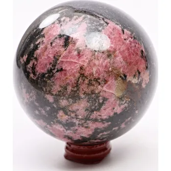 Drahý kámen Magieprirody.cz Rodonit koule 90 mm 1.298 g přírodní kámen + dřevěný podstavec #K1060