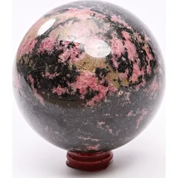 Drahý kámen Magieprirody.cz Rodonit koule 95 mm 1.664 g přírodní kámen + dřevěný podstavec #K1071