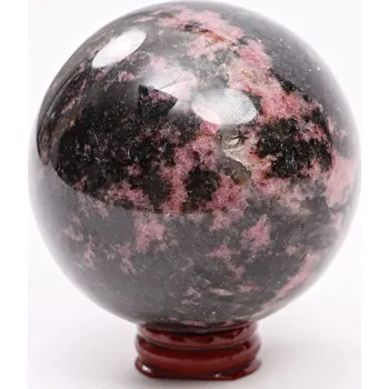 Drahý kámen Magieprirody.cz Rodonit koule 75 mm 796 g přírodní kámen + dřevěný podstavec #K1065