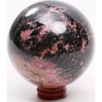 Drahý kámen Magieprirody.cz Rodonit koule 85 mm 1.137 g přírodní kámen + dřevěný podstavec #K1062