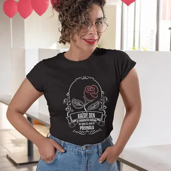 Žertovný předmět Každý den se probouzím krásná - dámské tričko s potiskem
