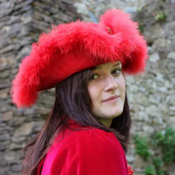 Klobouk Lencera Třírohý klobouk lemovaný labutěnkou