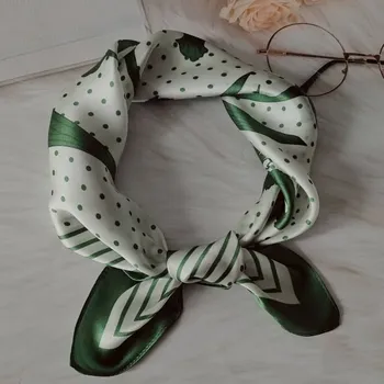 Šátek Hedvábný šátek Zelené květiny a puntíky 53x53 cm v dárkovém balení, HEDVÁBNÝ SVĚT