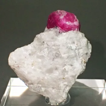 Přírodní kámen Rubín z Afghánistánu 30x28mm, krystal: 12x8mm