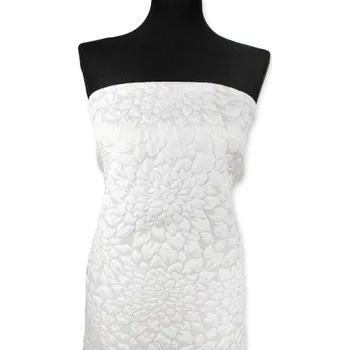 Metráž - Brokát Pes/Met BÍLÝ S 3D KVĚTY - Bílá, 140 cm