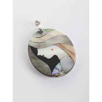 Přívěsek Prosperk Krásný přívěsek ve tvaru oválu s obličejem z perleti Paua šedá S4240