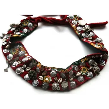 Podvazkový pás Tribal sametový červený pás s Kuchi starožitnými přívěšky