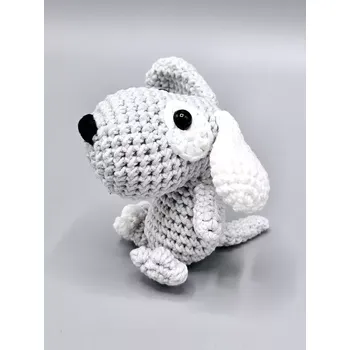 Ručně háčkovaný pejsek sedící světle šedá a bílá