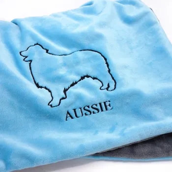 Pelíšek pro psa Luxusní plyšová deka pro psa – australský ovčák Barva deky: modrá, Velikost deky: 100 x 70 cm, Výšivka: Aussie + silueta