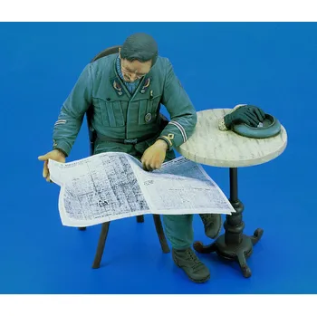 Plastikový model Royal Model 1/35 Italian Officer - WWII