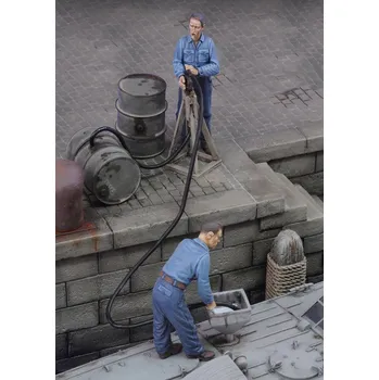 Plastikový model Royal Model 1/35 Men refuelling