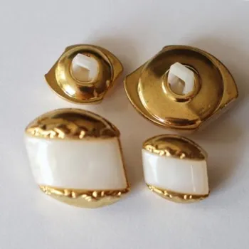 Knoflík Knoflík dámský DILL 80127 VELKÝ SE ZLATEM PLASTOVÝ - Bílá, 15x10mm