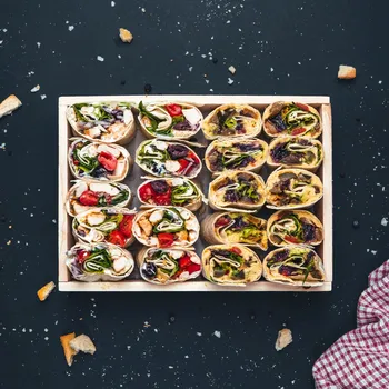 Dárkový potravinový koš WRAP BOX (18ks) Náplň wrapu: Mix (vege + kuřecí)