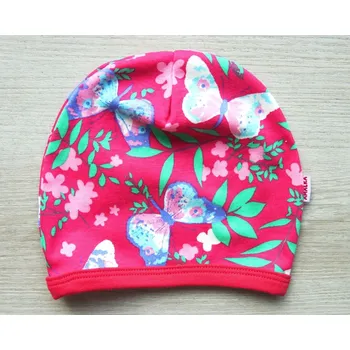 Kojenecká čepice AMÁLKA Bavlněná malinová čepička saporka, motýlci Velikost: 80-86