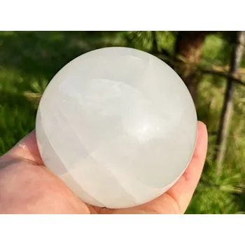 Drahý kámen Magieprirody.cz Kalcit bílý koule 90 mm 1050 g přírodní kámen + dřevěný podstavec #B475