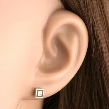 Náušnice Zlaté náušnice 14K čtvercového tvaru s černou glazurou a zirkonem