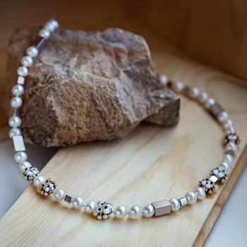 Náhrdelník Lampglas Pánský náhrdelník Arctic Tiger s unikátními perlami Lampglas, říčními perlami a chirurgickou ocelí