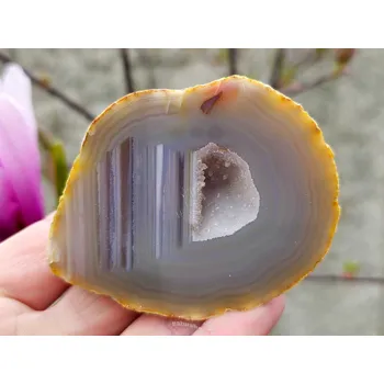 Přírodní kámen Přírodní geoda z achátu s dutinou 153g