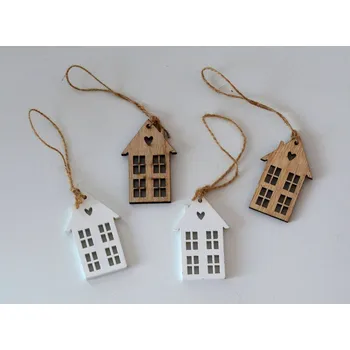 Dřevěná dekorace k zavěšení - Domeček s okýnky HNĚDÝ