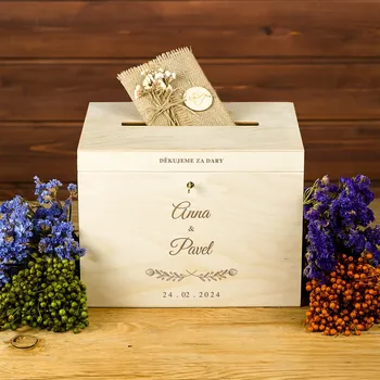 Úložný box Dřevia Dřevěná svatební truhla na přání – Jednoduchá s iniciály novomanželů