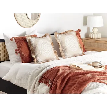 Polštář Sada 2 polštářů béžová a bílá polyester 45 x 45 cm boho potisk dekorativní se střapci obývací pokoj ložnice Beliani