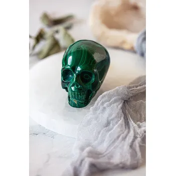Přírodní kámen YogaDay Ručně broušená lebka z malachitu