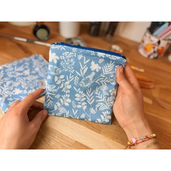 Penál ePiPí Taštička čtverec - Jaro v modré Barva zipu: bílá