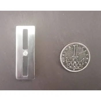 Přívěsek Ocelová destička se světlým kamínkem uprostřed a dvěma černými pruhy