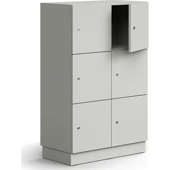 Pytel na prádlo Skříň QBUS, 6 uzamykatelných boxů, sokl, 1252x800x420 mm, světle šedá