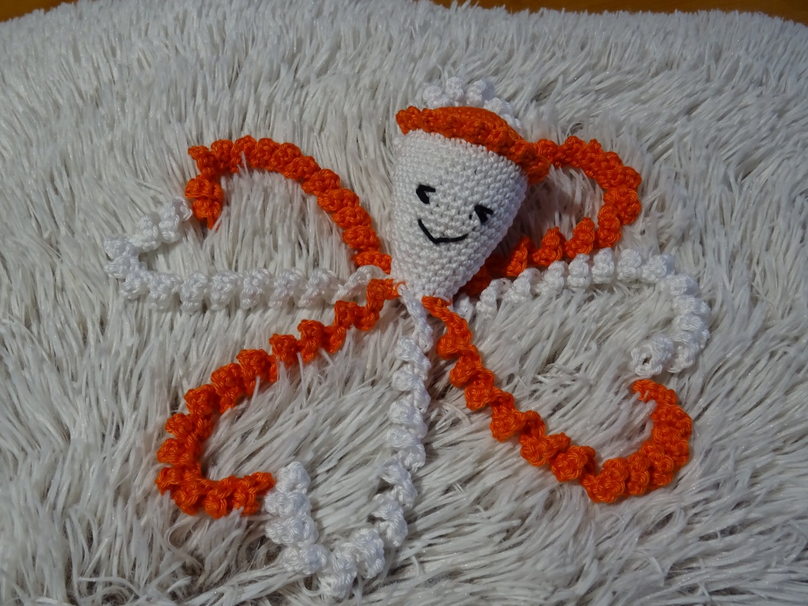 Háčkovaná chobotnička pro miminka - oranžovobílá