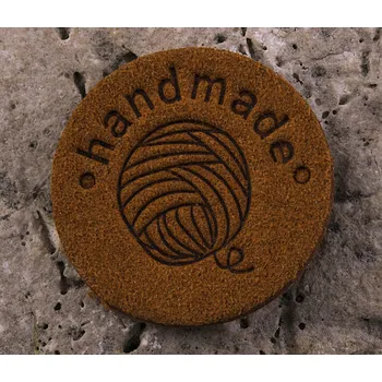 Nášivka Hand made s klubíčkem, skořicová, 25 mm