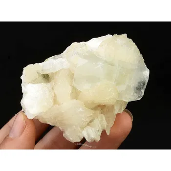 Přírodní kámen Apofylit stilbit drúza zeolitu z Indie 89g